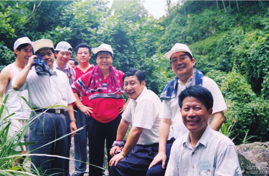 1999��6������(x��)��ƽ�ڸ���ɭ�ֹ��@���Ӽo(j��)��ë��ϯ���l(f��)չ�w���\(y��n)��������(qi��ng)�����w�|(zh��)���}�~47�����ɽ������������DƬ��Դ������(x��)��ƽ�ڸ������ԣ���