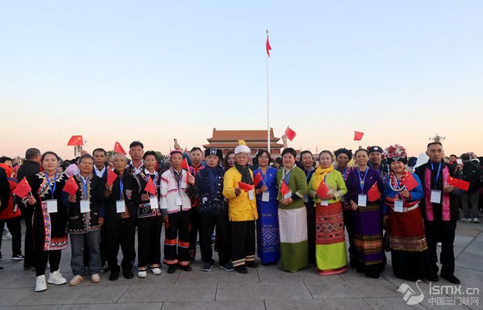 云南普洱民族團(tuán)結(jié)誓詞碑盟誓代表后代在天安門廣場(chǎng)合影留念。滕俊攝